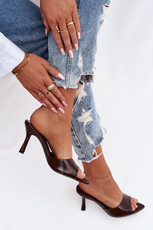 s efektem laku Dámské pantofle s podpatky Czekoladowe Lirissa