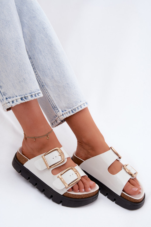 s efektem laku Dámské pantofle s platformou Ze zlaté barvymi s přezkamimi Lee Cooper LCW-26-35-4460L bílé