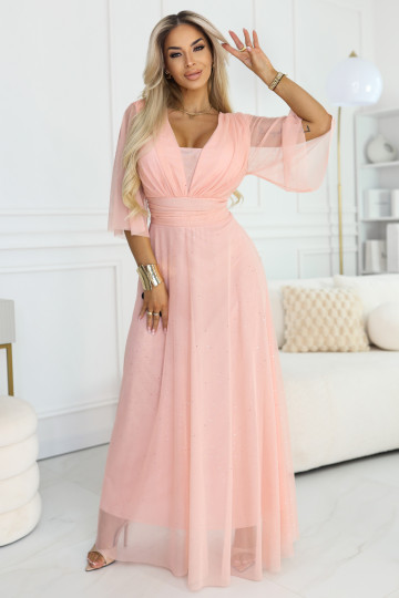 Dlouhé lesklé šaty plus size s výstřihem a průhlednými rukávy - broskvové