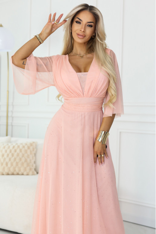 Dlouhé lesklé šaty plus size s výstřihem a průhlednými rukávy - broskvové