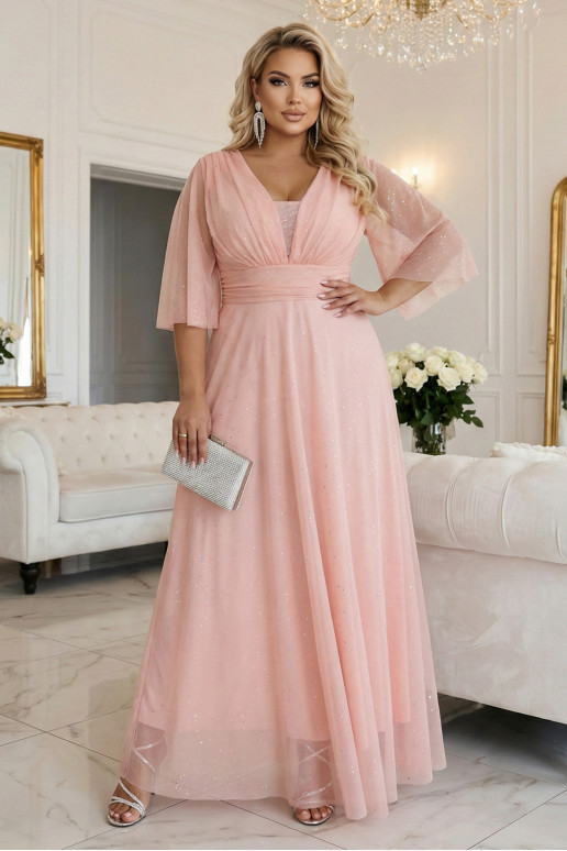 Dlouhé lesklé šaty plus size s výstřihem a průhlednými rukávy - broskvové