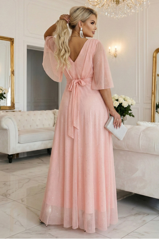 Dlouhé lesklé šaty plus size s výstřihem a průhlednými rukávy - broskvové