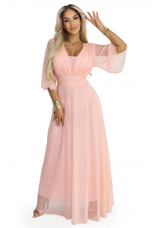 Dlouhé lesklé šaty plus size s výstřihem a průhlednými rukávy - broskvové
