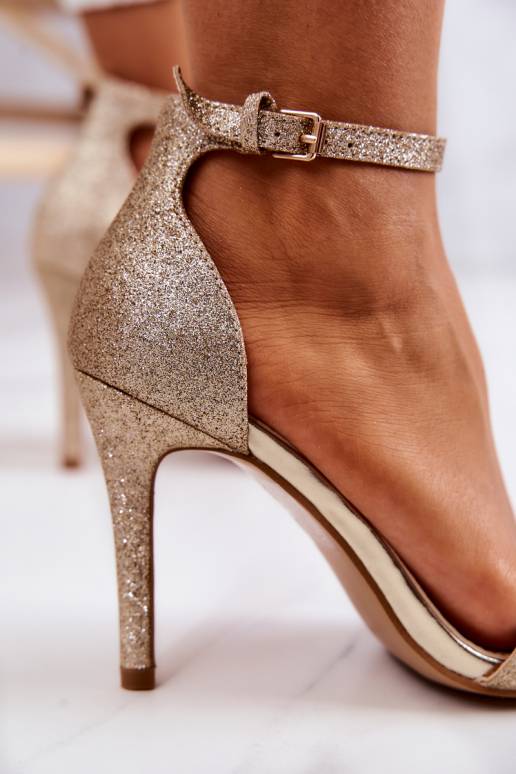 Naistesandaalid kõrge jämeda kontsaga... Naistesandaalid kõrge jämeda kontsaga...