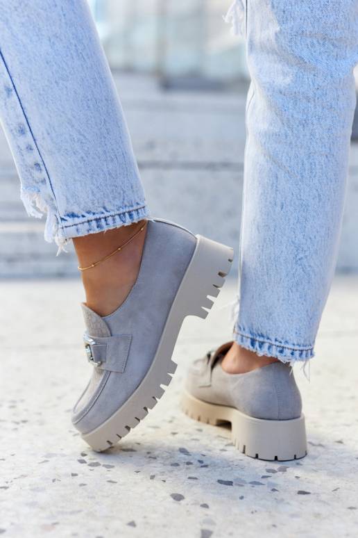 Moekad seemisnakhsed jalatsid halli... Moekad seemisnakhsed jalatsid halli...