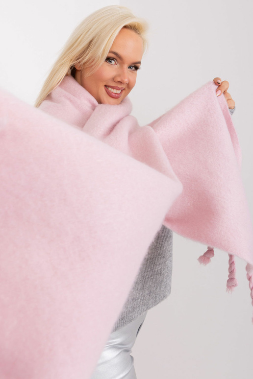 Dlouhá šála s hladkým povrchem