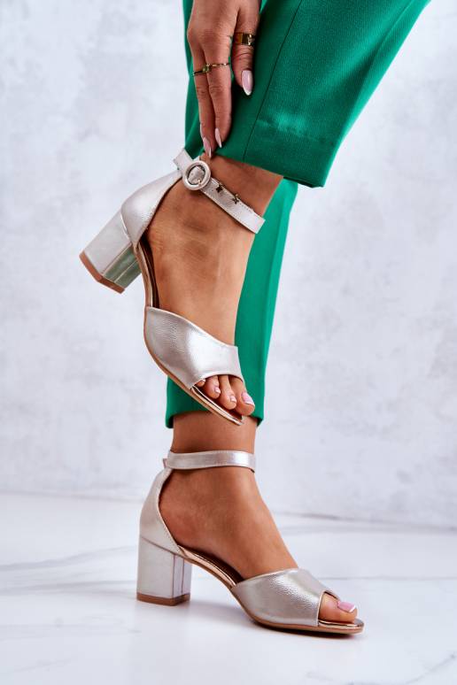 Naistesandaalid kõrge jämeda kontsaga... Naistesandaalid kõrge jämeda kontsaga...