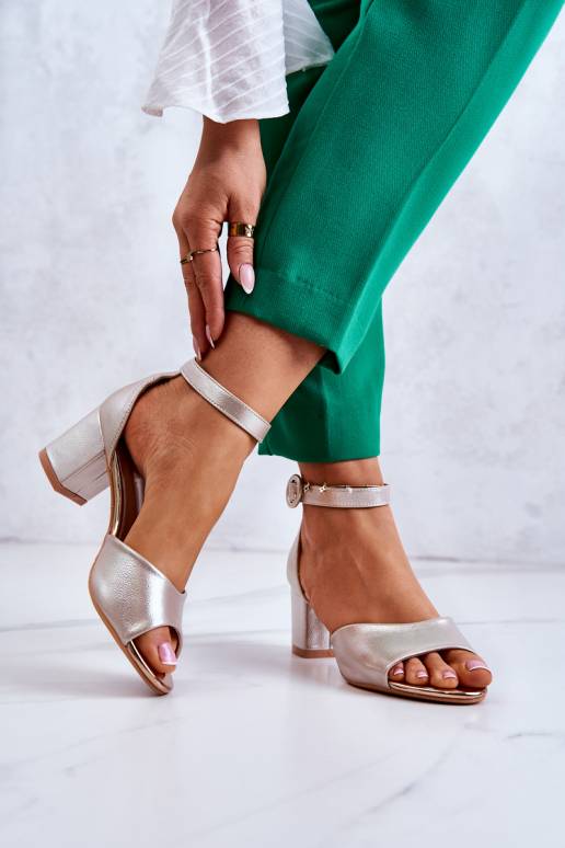 Naistesandaalid kõrge jämeda kontsaga... Naistesandaalid kõrge jämeda kontsaga...