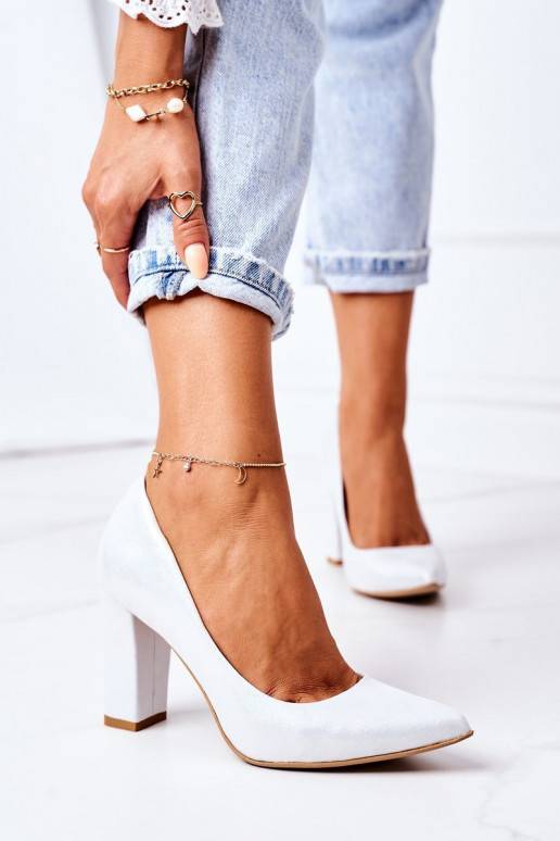 Satiinist kingad hõbedat värvi Satiinist kingad hõbedat värvi