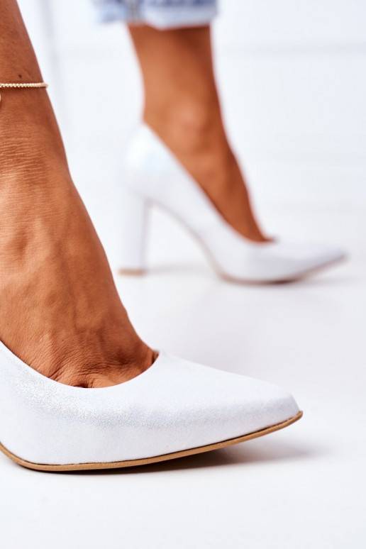 Satiinist kingad hõbedat värvi Satiinist kingad hõbedat värvi