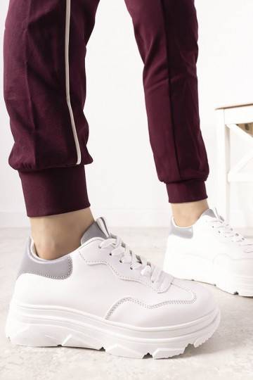 Bílé sportovní boty