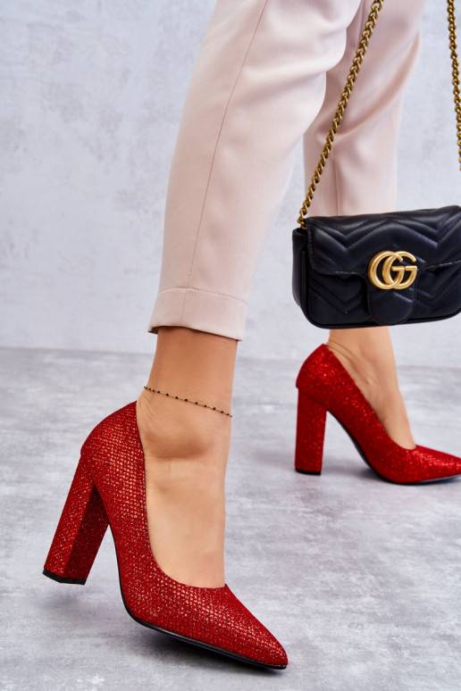 Lesklé červené boty na vysokém... Lesklé červené boty na vysokém...