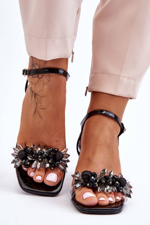 Juodos spalvos basutės su žemu... Juodos spalvos basutės su žemu...