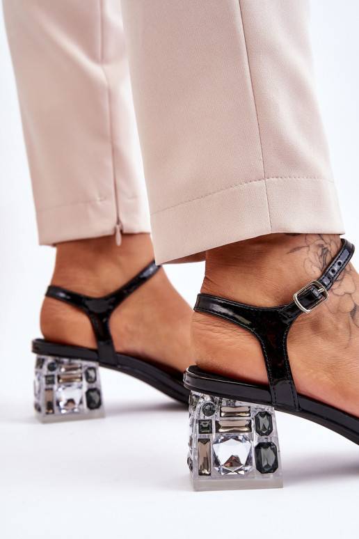 Juodos spalvos basutės su žemu... Juodos spalvos basutės su žemu...