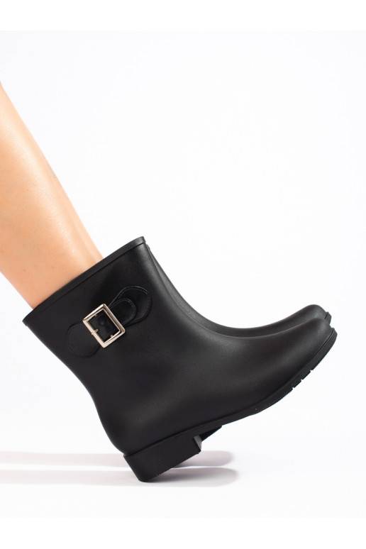 Černé holínky s přezkou