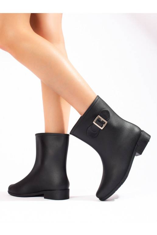 Černé holínky s přezkou