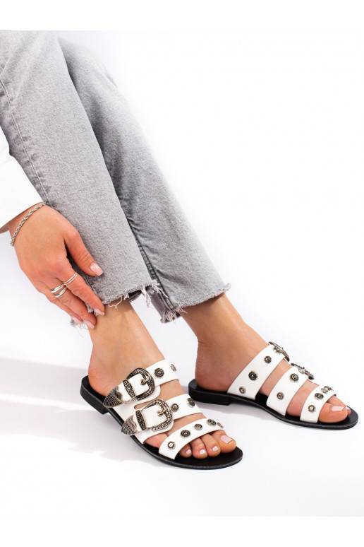 Stylové nazouváky s přezkami