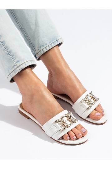 Dámské bílé pantofle s elegantní přezkou Shelovet