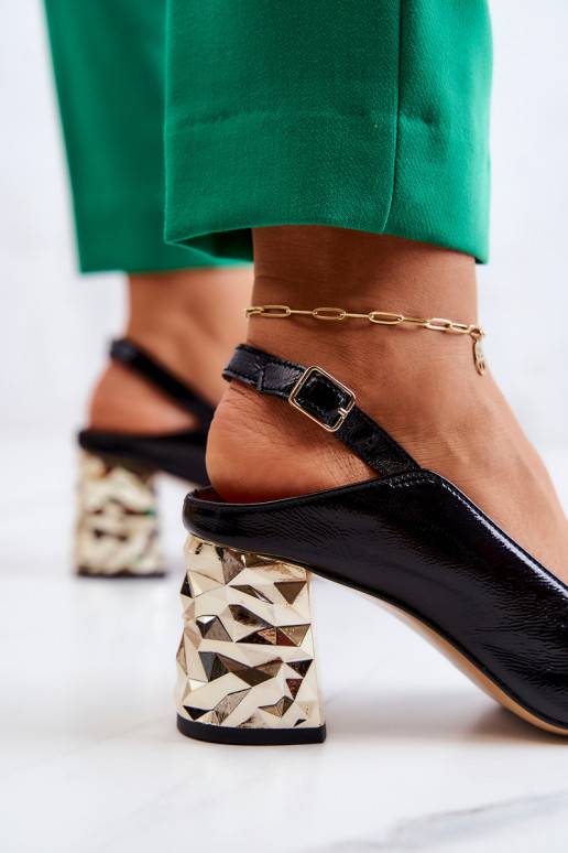 Černé kozačky se zlatou širokou... Černé kozačky se zlatou širokou...