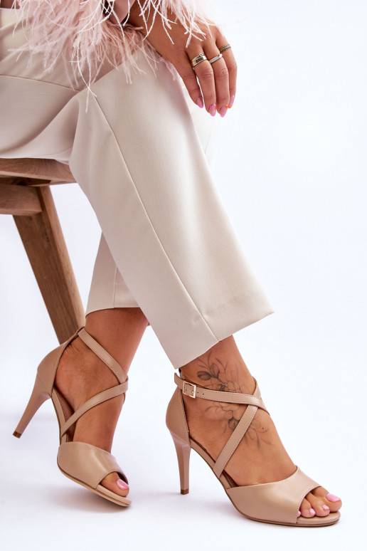 Vysoké podpatky s tenkým podpatky... Vysoké podpatky s tenkým podpatky...