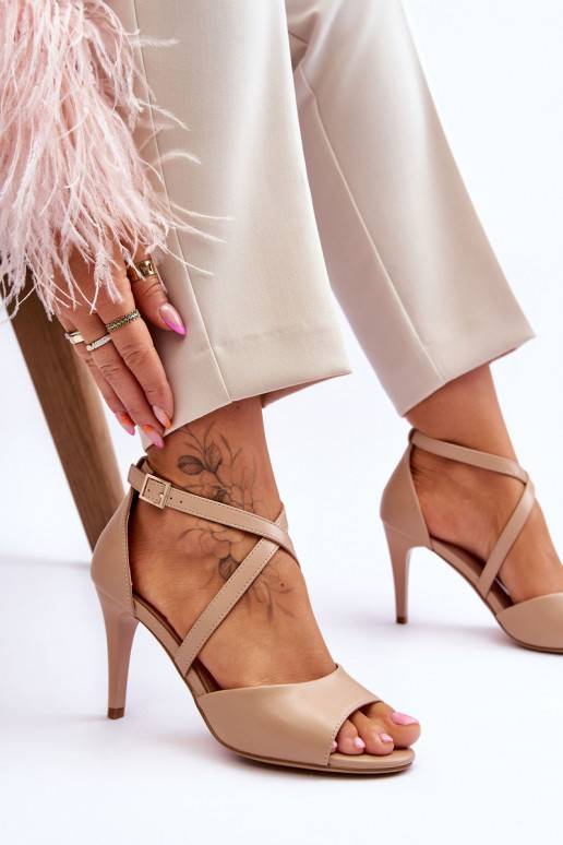 Vysoké podpatky s tenkým podpatky... Vysoké podpatky s tenkým podpatky...