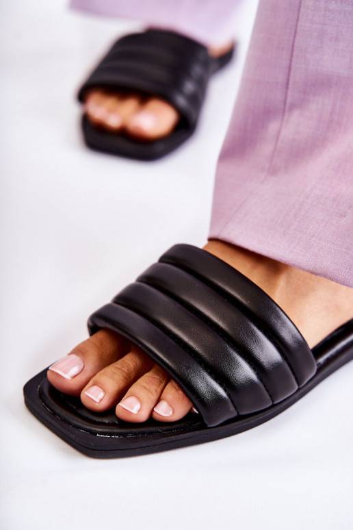 Černé pantofle Raula s prošívanými vzory Černé pantofle Raula s prošívanými vzory