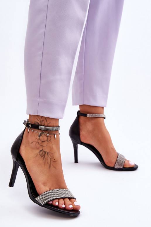 Boty na tenkém stélce v černé barvě...