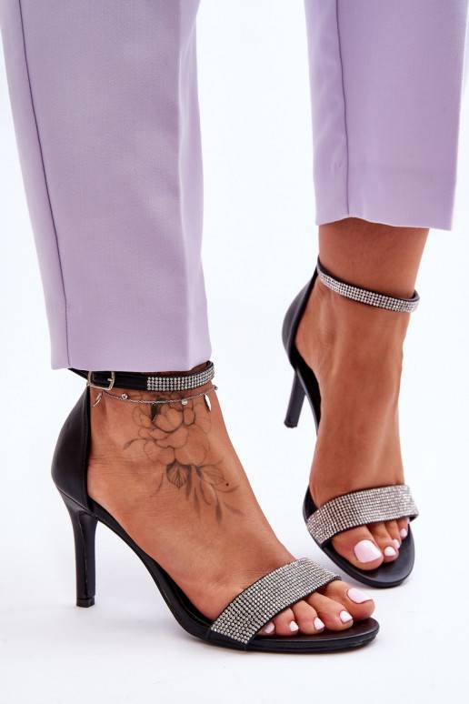 Boty na tenkém stélce v černé barvě...