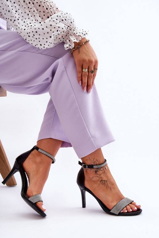 Boty na tenkém stélce v černé barvě...