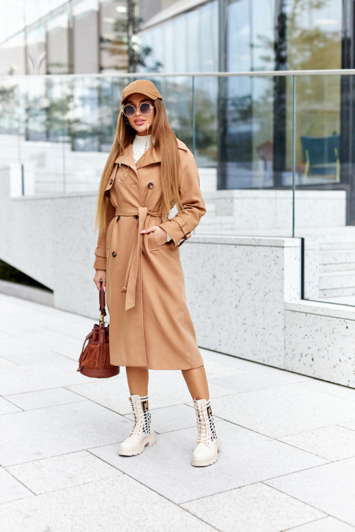 Béžové kozačky jsou vyrobeny z pružné... Béžové kozačky jsou vyrobeny z pružné...