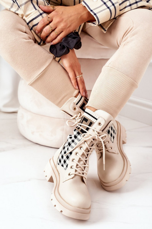 Béžové kozačky jsou vyrobeny z pružné... Béžové kozačky jsou vyrobeny z pružné...